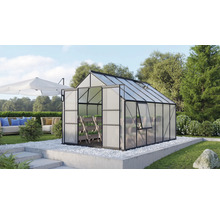 Tuinkas in de tuin met open deur en raam.