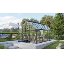 Glazen kas in de tuin met beplanting