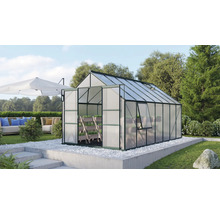 Tuinkas met open deur en raam in de tuin.
