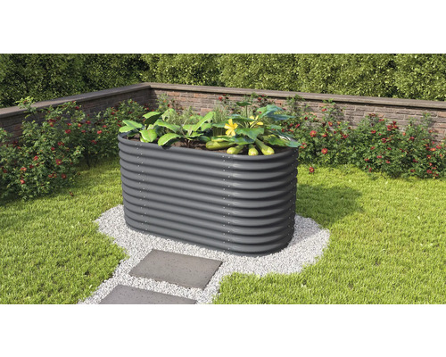 Metalen verhoogde tuinbak in tuin met planten