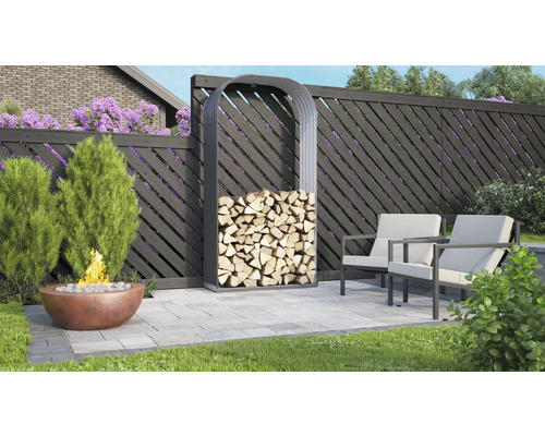 Buitenscène met vuurplaats, brandhoutrek en tuinmeubelen