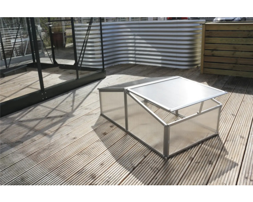 Kweekbak van kunststof en aluminium op een terras