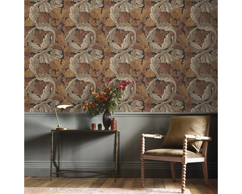 Decoratieve kamer met behang met bladmotief, tafel en stoel