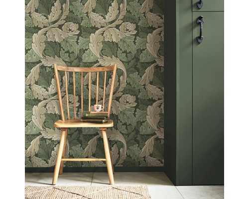 Kamerzicht met bloemenbehang, houten stoel en groene kastdeur.