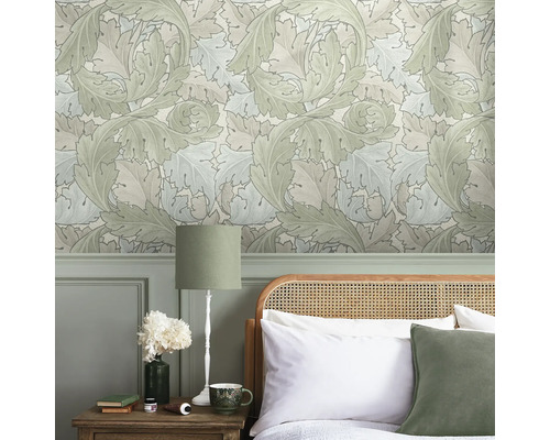 Slaapkamer met patroonbehang en houten hoofdeinde