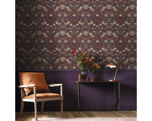 Decoratieve kamer met behang met motief, fauteuil en tafel