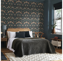 Slaapkamer met behang met print, bed, nachtkastje en vloerkleed