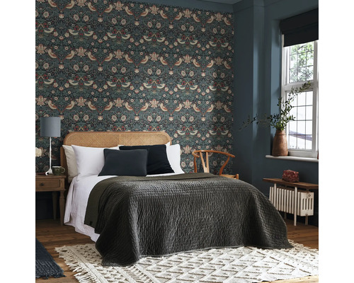 Slaapkamer met behang met print, bed, nachtkastje en vloerkleed