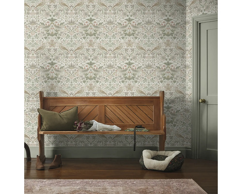 Decoratieve hal met een houten bank tegen een bloemenbehang.