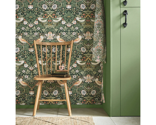Kamerzicht met bloemrijk behang, houten stoel, stapel boeken en bijpassend gordijn.