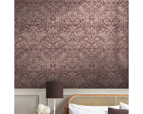 Slaapkamer met patroonbehang met bloem- en vogelmotieven