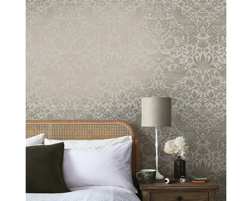 Slaapkamerscène met patroonbehang, bed en nachtkastlamp