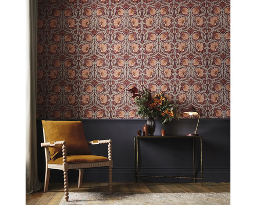 Decoratieve ruimte met behang met patroon, stoel en tafel