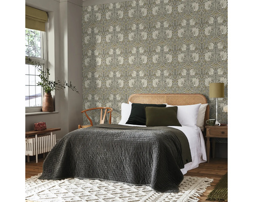 Slaapkamer met bloemenbehang, bed en nachtkastje