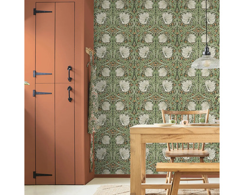 Interieur met eettafel, stoelen en bloemenbehang in een eetkamer