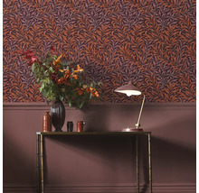 Decoratieve kamer met bloemenbehang, tafel en lamp
