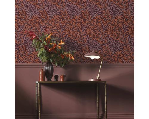 Decoratieve kamer met bloemenbehang, tafel en lamp