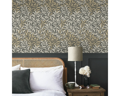 Slaapkamer met bloemenbehang, bed en nachtkastlamp