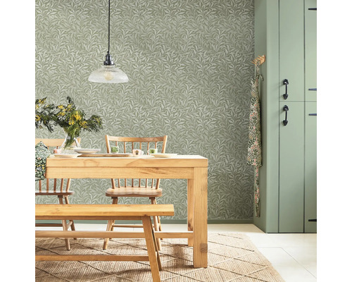 Eetkamer met houten tafel, stoelen, bank, hanglamp, bloemenvaas en bloemenbehang