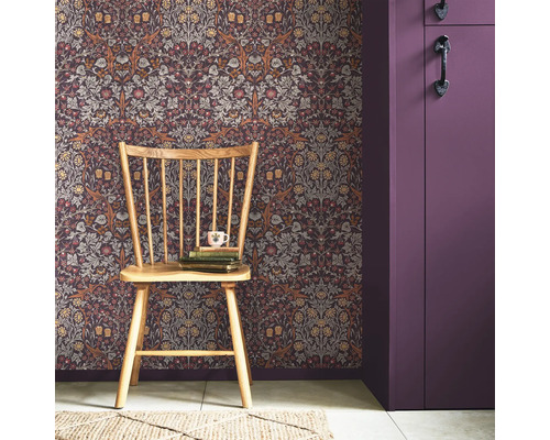 Decoratieve ruimte met bloemrijk behang, houten stoel en paarse kast