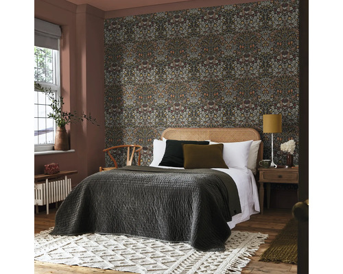 Slaapkamer met patroonbehang, bed en vloerkleed