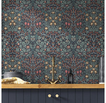 Decoratieve kamer met bloemenbehang, gootsteenkraan en keukengerei op een houten plank.