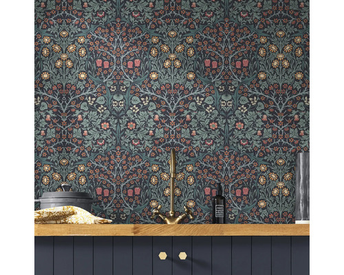 Decoratieve kamer met bloemenbehang, gootsteenkraan en keukengerei op een houten plank.