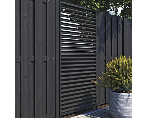 Houten privacyscherm met lamelstructuur