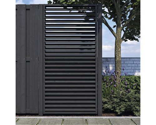 Houten schutting met lamellen als privacyscherm in de tuin