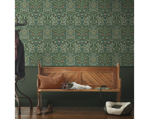 Entree met gedessineerd behang, houten bank en accessoires.