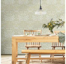 Eetkamer met houten tafel, stoelen, bank, hanglamp en bloemenbehang