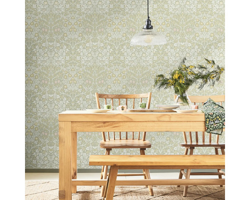 Eetkamer met houten tafel, stoelen, bank, hanglamp en bloemenbehang