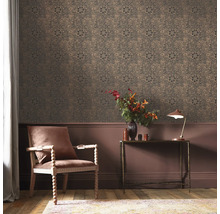 Decoratieve kamer met patroonbehang, stoel, tafel en lamp