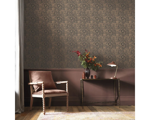 Decoratieve kamer met patroonbehang, stoel, tafel en lamp