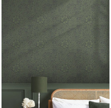 Kamer met groen bloemenbehang.