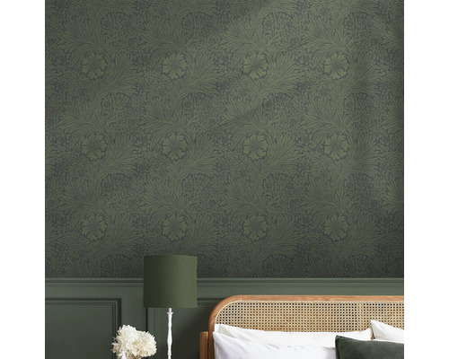 Kamer met groen bloemenbehang.