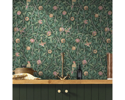 Behang met vogel- en granaatappelmotief boven een wastafel