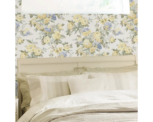 Slaapkamer met bloemetjesbehang met rozenmotief