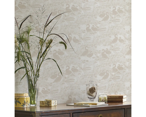 Woonkamer met behang met eendenpatroon, dressoir en decoratie