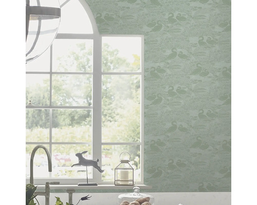 Woonkamer met behang met motief, raam en decoraties op de vensterbank