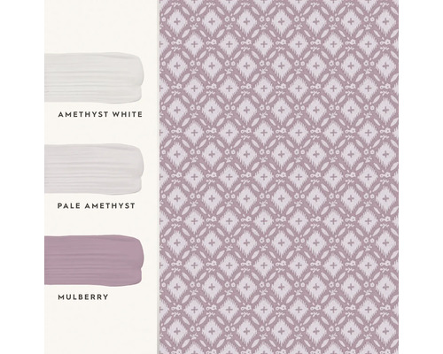 Verfstaal met de kleuren Amethist Wit, Bleek Amethist en Moerbei naast een behang met een geometrisch patroon