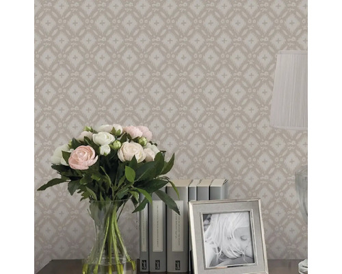 Decoratief patroonbehang met boeket, fotolijst en tafellamp