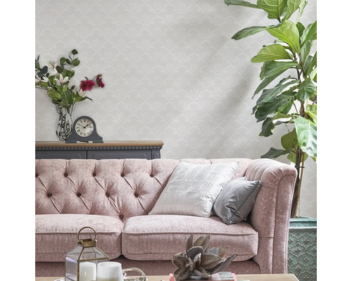 Woonkamer met bank, sierkussens, tafel en kamerplant