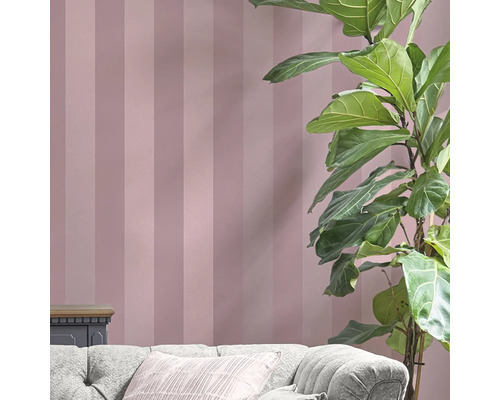 Kamer met gestreept behang, bank en plant