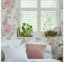Decoratieve slaapkamer met bloemenbehang, jaloezieën en kussens