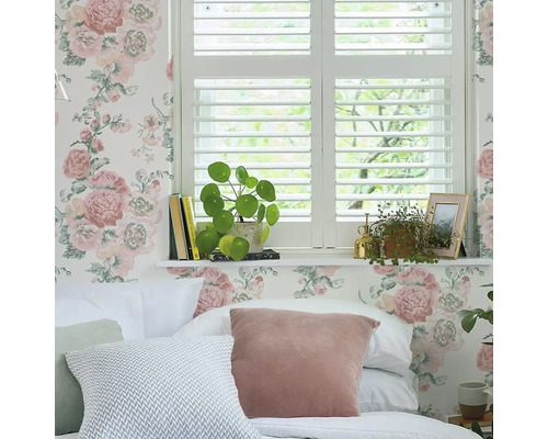 Decoratieve slaapkamer met bloemenbehang, jaloezieën en kussens