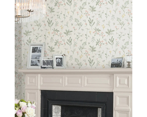 Woonkamer met bloemenbehang, open haard en fotolijsten