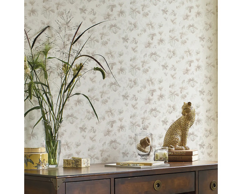 Decoratieve kamer met bloemenbehang en houten dressoir