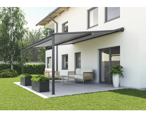 Terras met zonnescherm, tuinmeubelen en beplanting