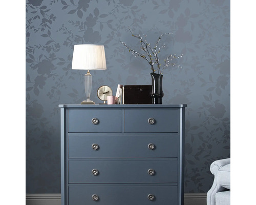 Ladekast met lamp, klok en decoratie voor een wand met bloemmotief